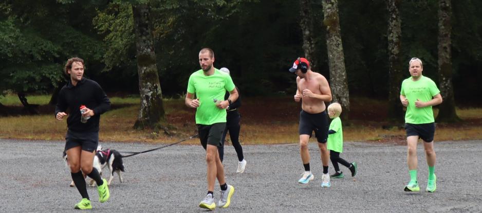 Mikael løper med familien rundt seg
