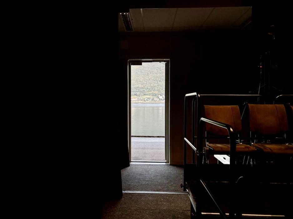 Tromsøysundet sett gjennom en dør på Hålogaland Teater