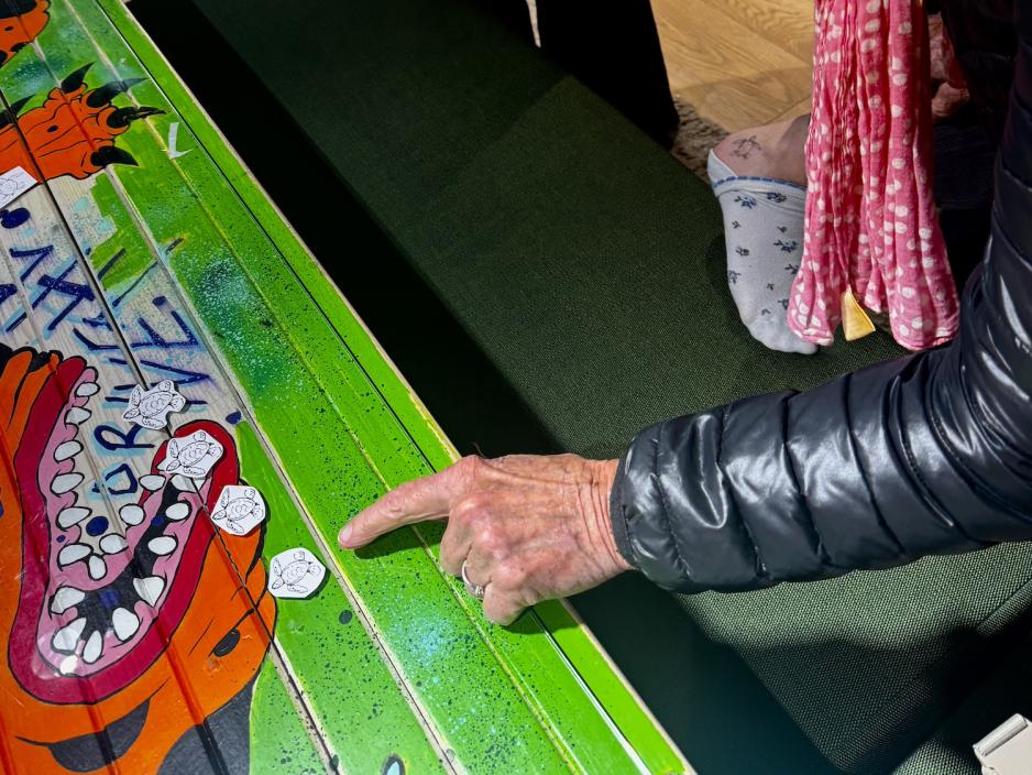 Gerd velger størrelse på tatoveringen