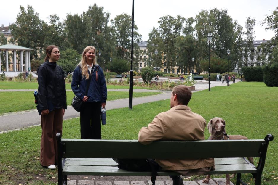 White og Randall snakke med noen i parken