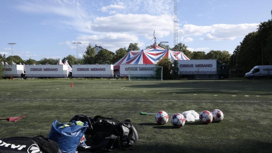 Cirkus Merano er ved siden av fotballbanen på Voldsløkka idrettspark