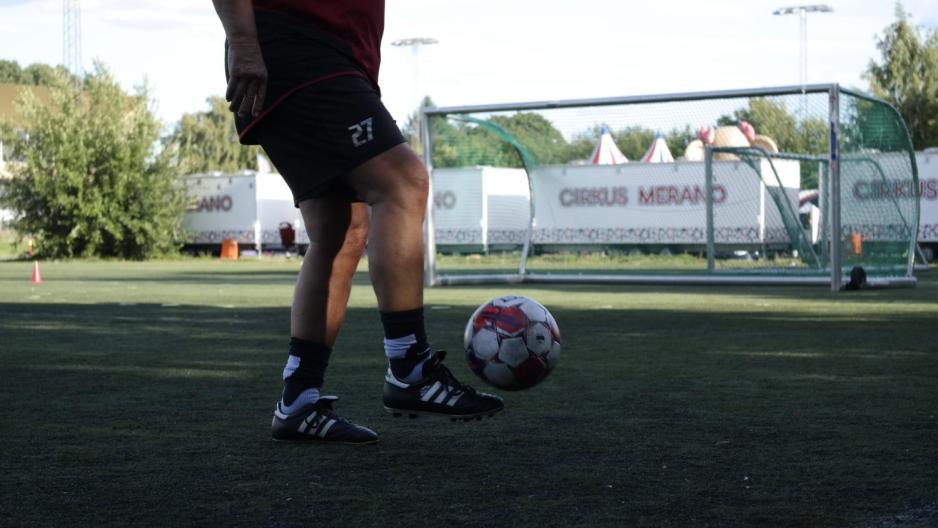 Midtbanespilleren trikser med ballen