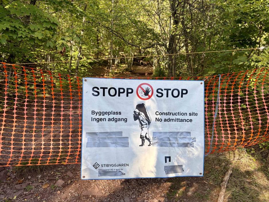 Banner i skogen, informerer om arbeid