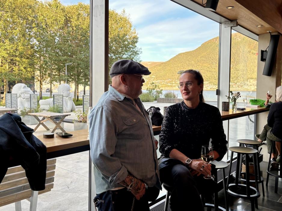 Eva Anzjøn og Tom Arne Hermansen ser på hverandre inne på Hålogaland Teater