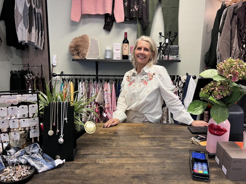 P&aring; bildet ser vi Anita Seth. Anita Seth er eier av butikken Fru Z. 