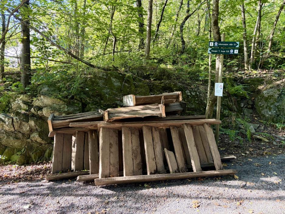 De gamle tre-trappene ligger i bunnen av stien opp til Kols&aring;stoppen