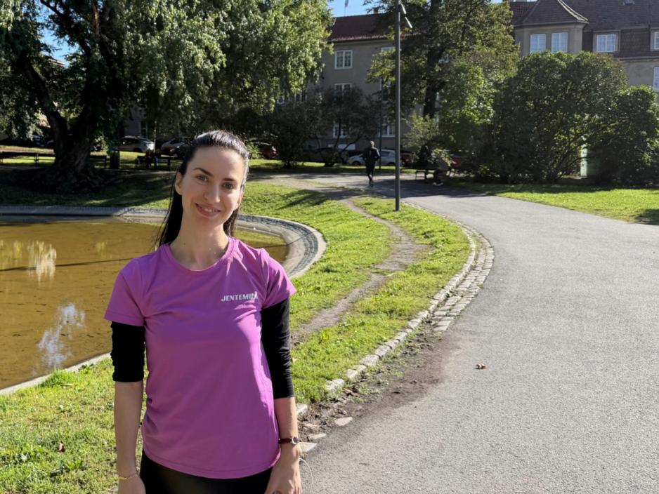 Hanah Murati, deltaker av Jentemila, smiler til kamera if&oslash;rt en rosa tr&oslash;ye.