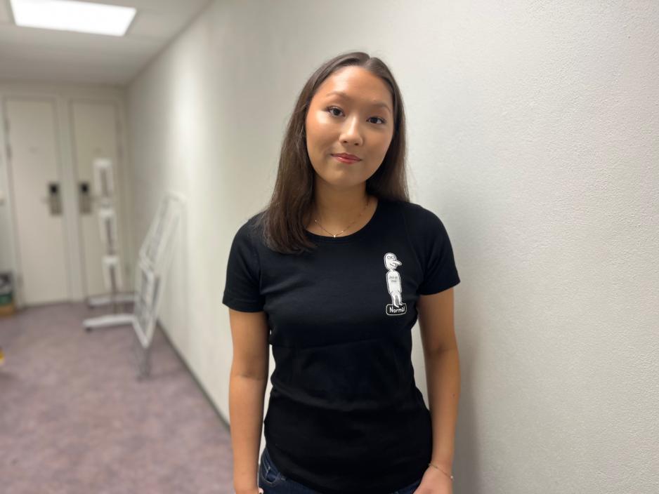 P&aring; bildet ser vi Magdalena Nguyen. Magdalena er ansatt p&aring; Normal S&oslash;rumsand.