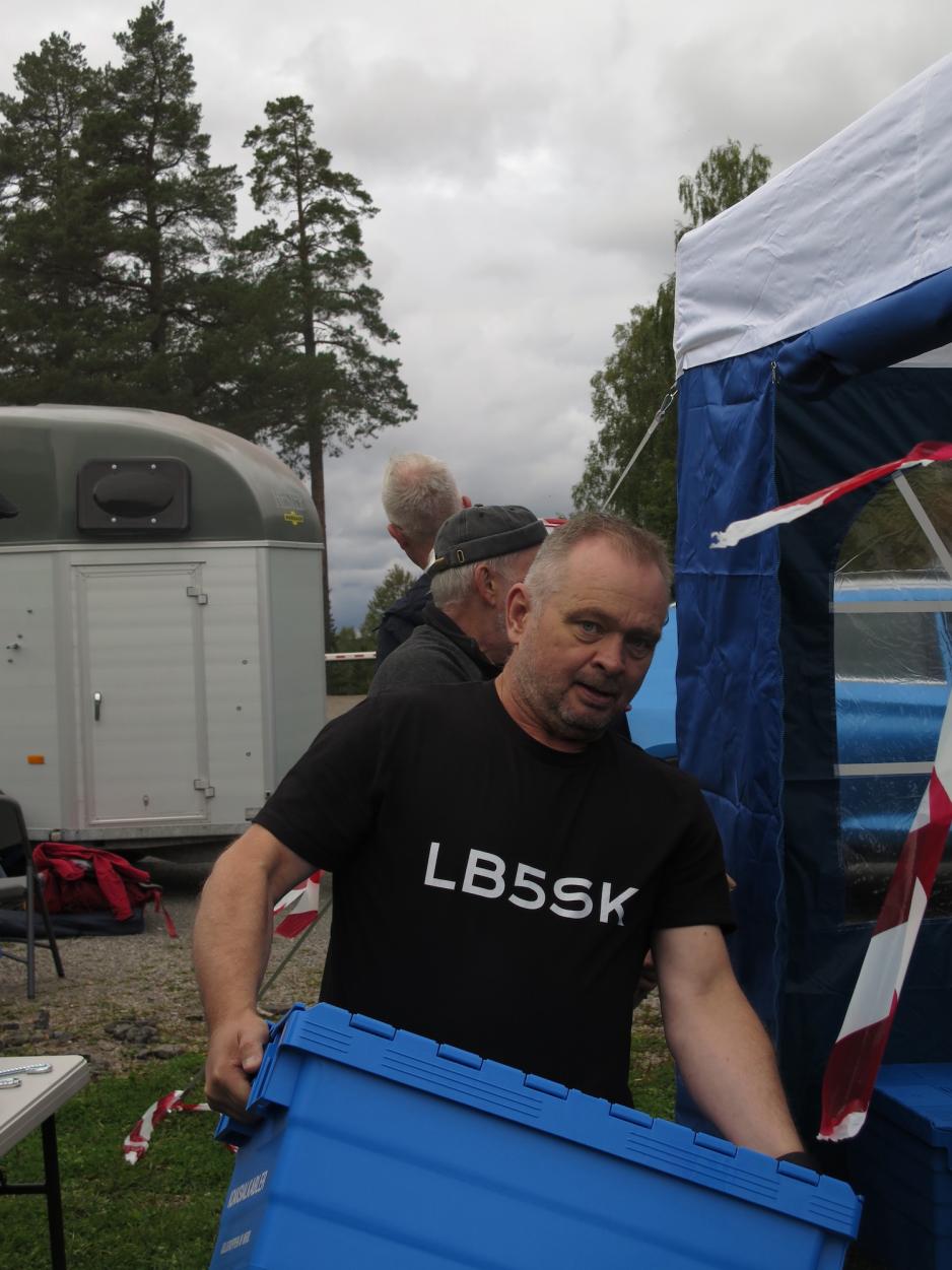Magne bærer en kasse med utstyr.