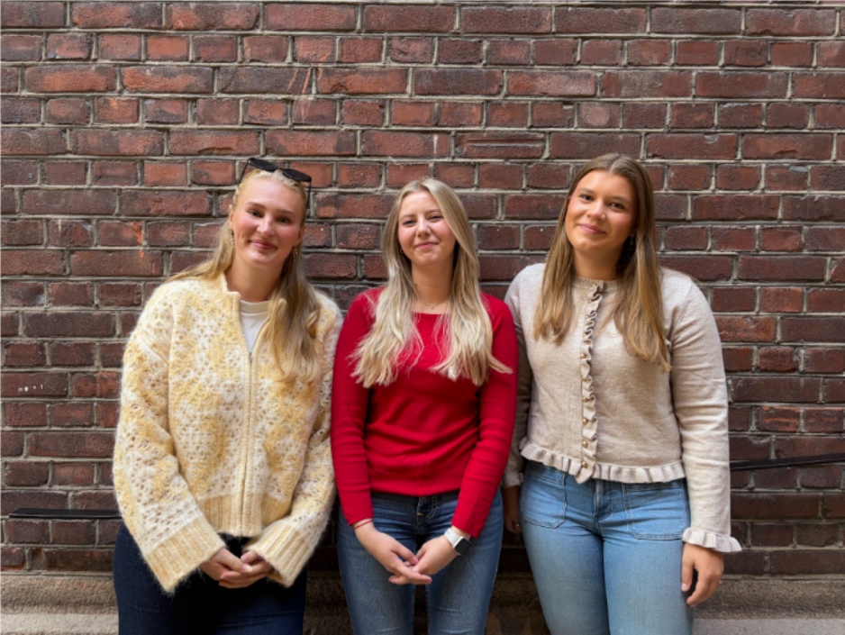Matilde, Petra og Vilde st&aring;r foran en murvegg inne p&aring; OsloMet