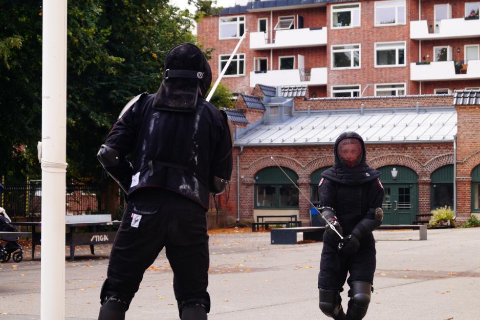 Olga og Anton som fekter i skolegården på Fagerborg skole