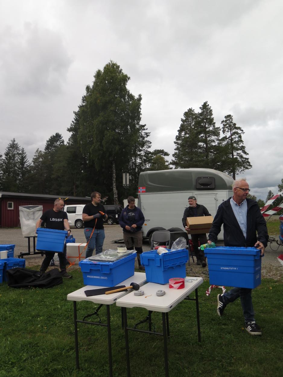 Radioamatørene rigger base.