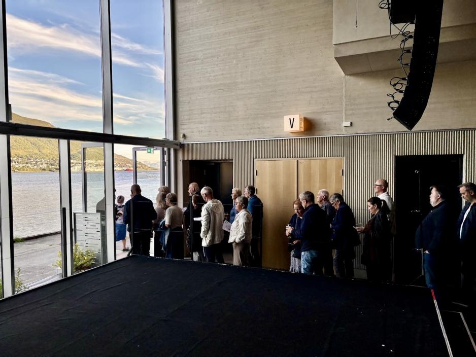 Mennesker på vei ut av Hålogaland Teater. 