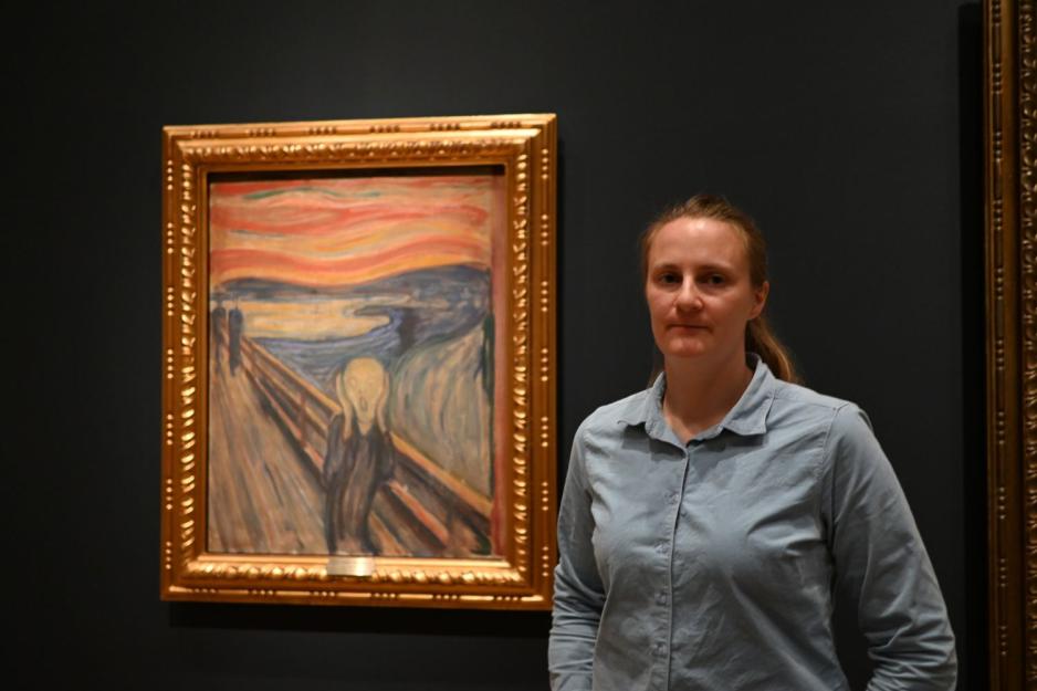 Pia Bergg&aring;rd som poserer foran Skrik-maleriet inne p&aring; Nasjonalmuseet