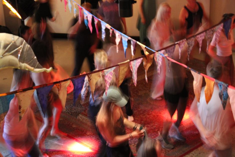 Mange danser på et dansegulv
