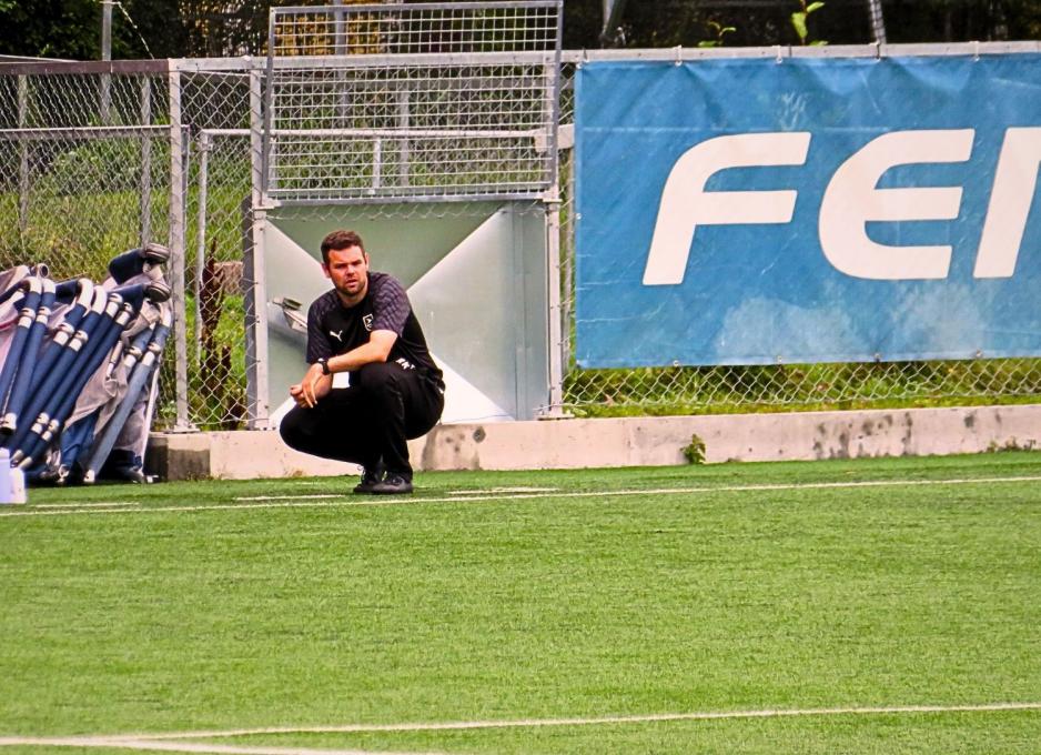 Ruben Kvalsvik ser betenkt ut p&aring; sidelinjen.