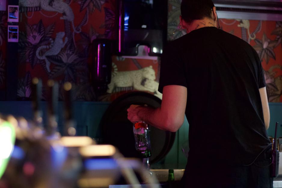 Bartender rydder på Smingel
