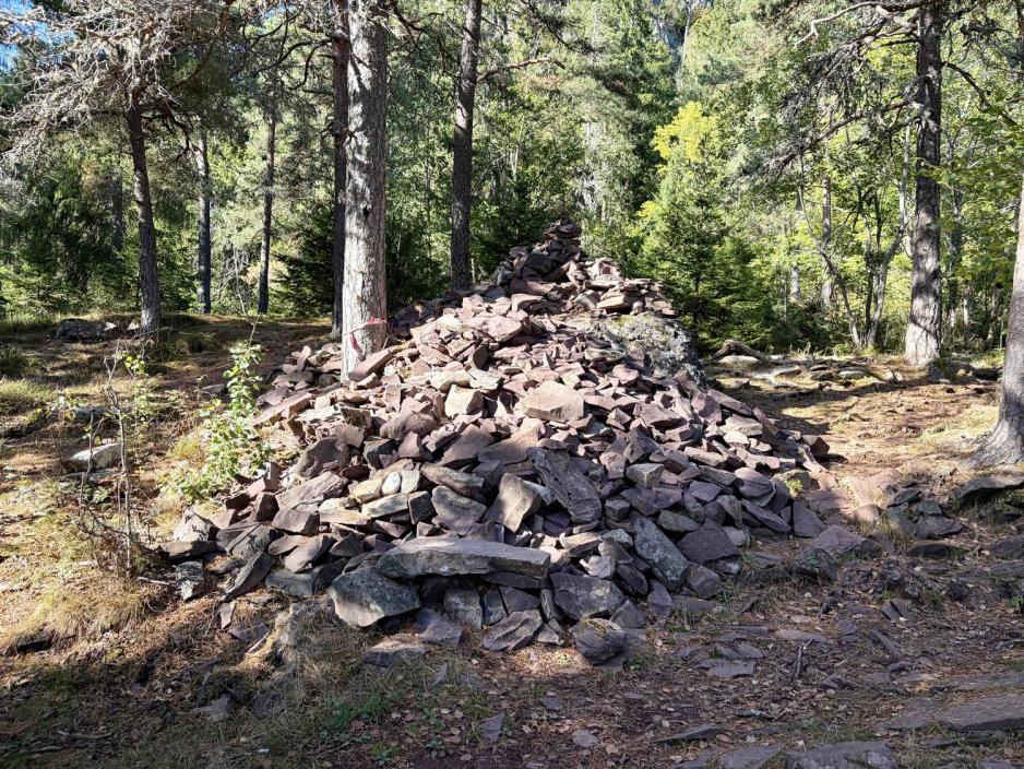 Steinhaug som skal brukes til trappene
