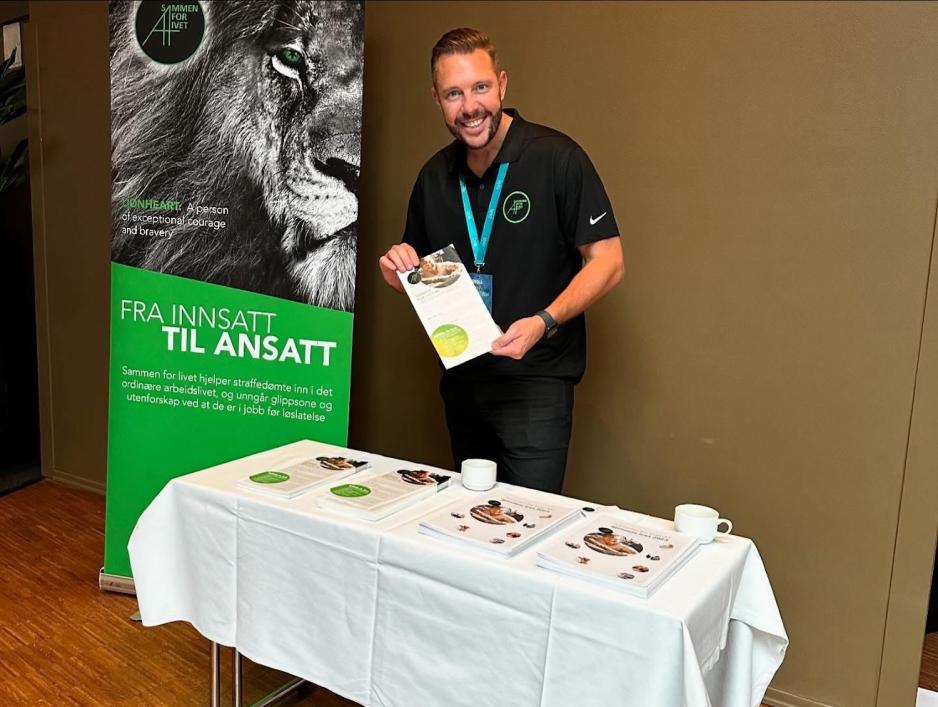 Mann ved informasjonsstand