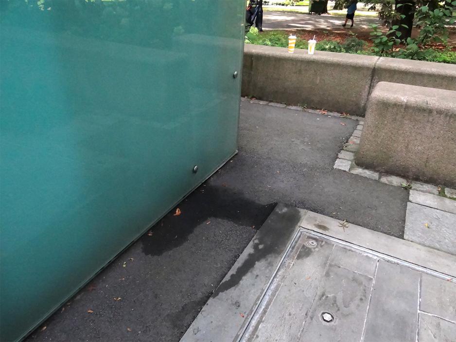Rester av urin utenfor og p&aring; siden av et urinal