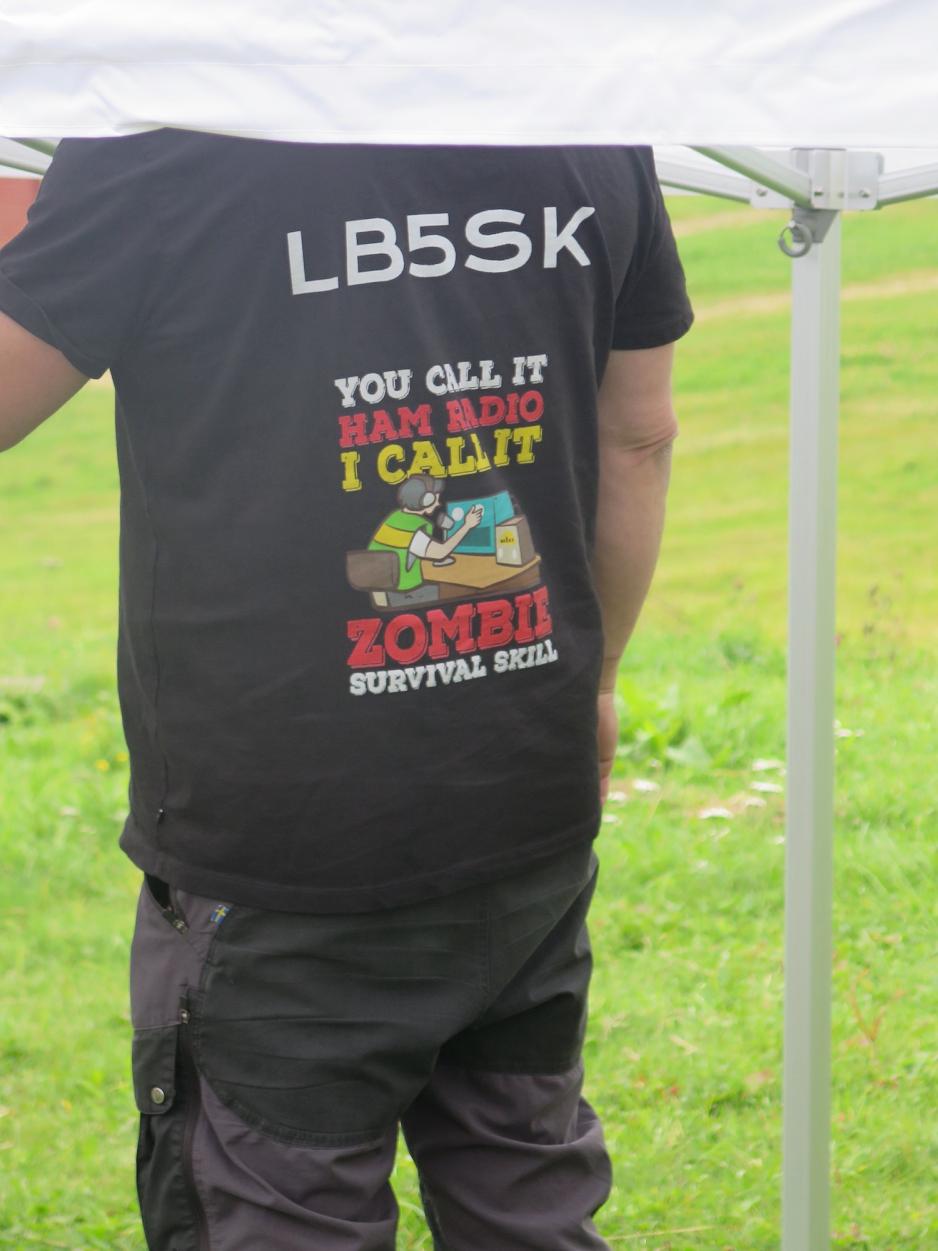 T-skjorten til magne der det står: You call it ham radio, I call it zombie survival skill.