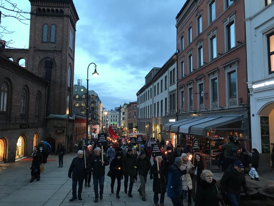 Fakkeltoget slynger seg nedover Karl Johans gate.