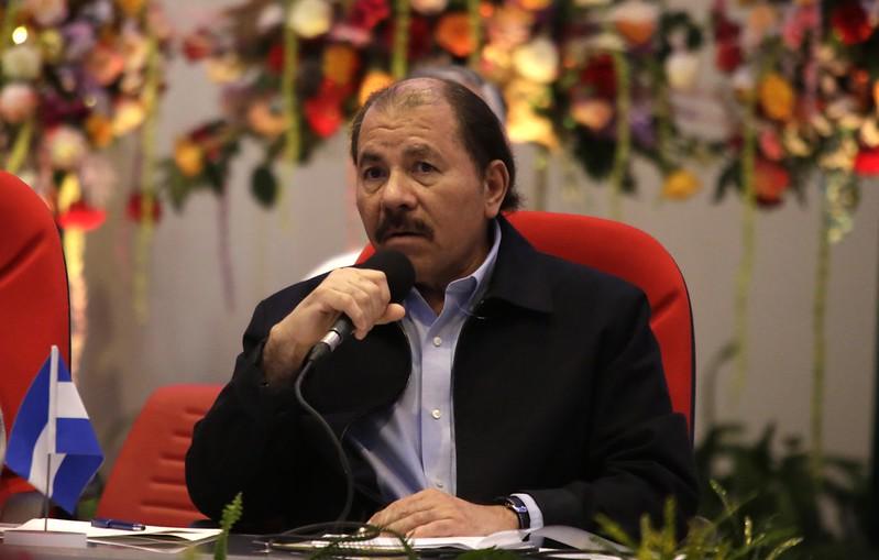 Nicaraguas president Daniel Ortega prater i en mikrofon