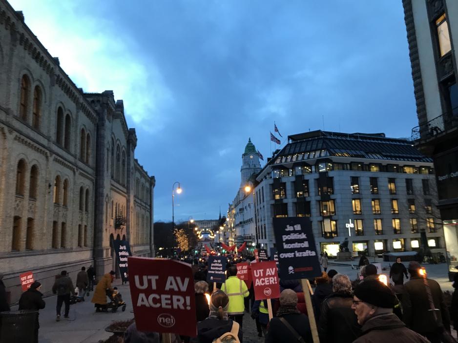 Fakkeltoget nærmer seg Stortinget.