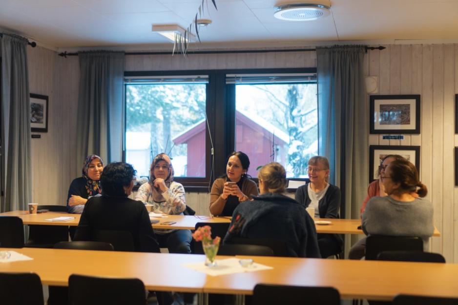 Damenen samles på strikkeklubb på Holmlia Frivillighetssentral