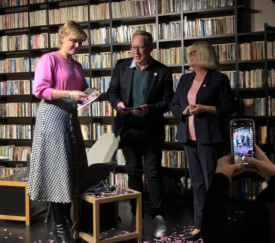 Tre stykker på scenen på litteraturhuset i sammenheng med NKS sin podkastlansering. 