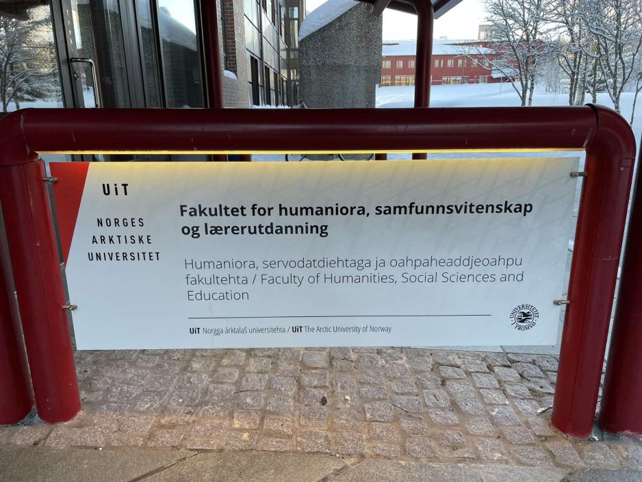 Skilt på Universitetet i Tromsø, med skrift på samisk, norsk og engelsk.