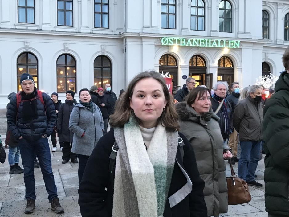 Elise Åsnes står utenfor Østbanehallen.