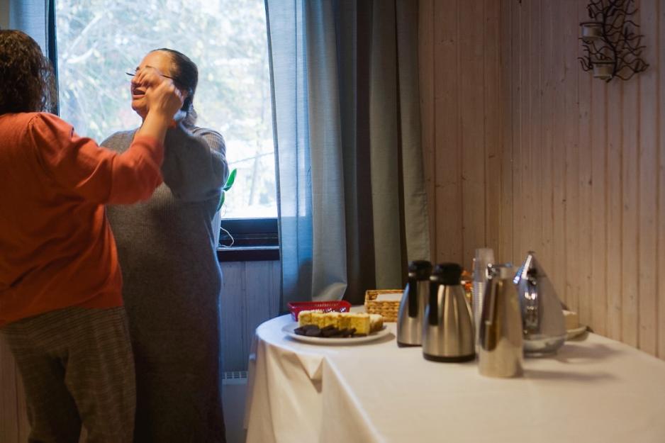 Damer som danser på strikkeklubben på Holmlia Frivillighetssentral