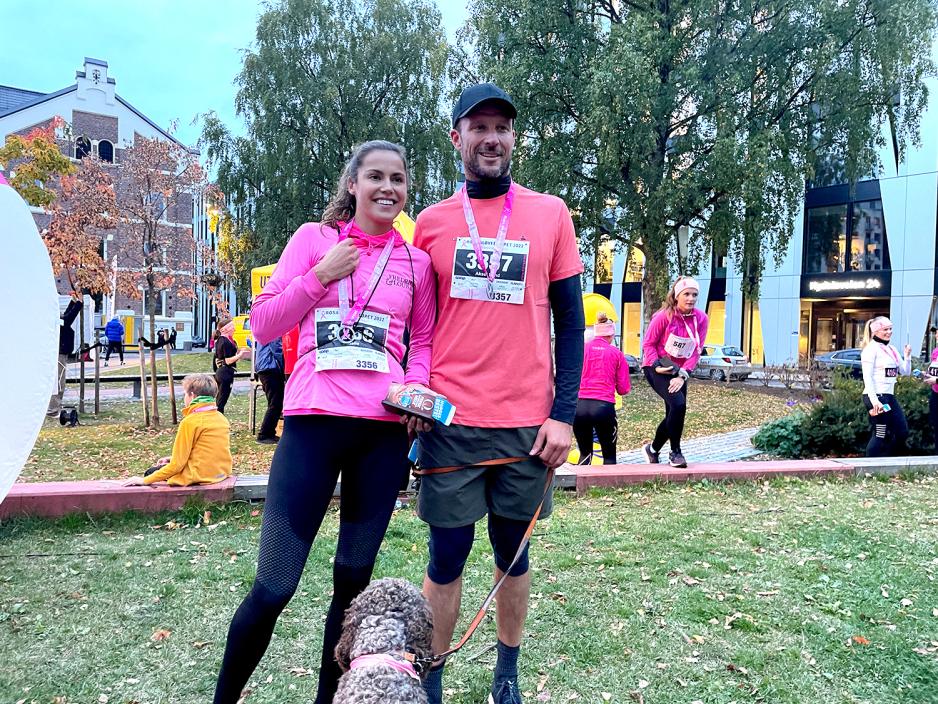 adels lund svindal og Amalie Iuel med hunden på rosa sløyfe løp.