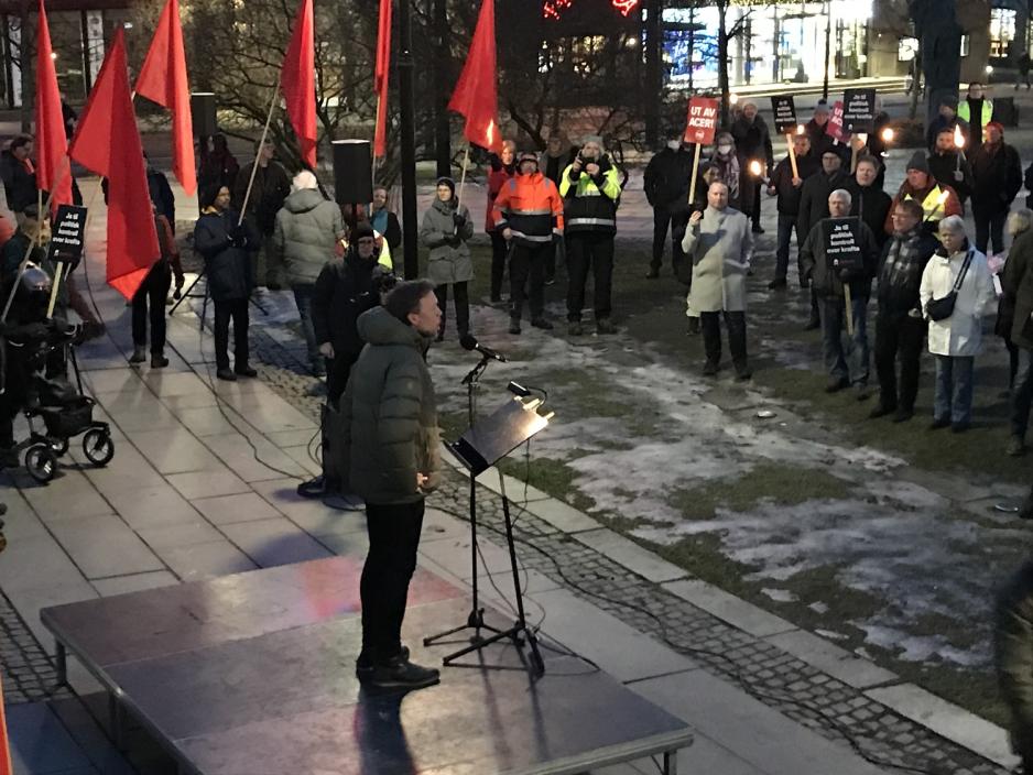 Audun Lysbakken holder appell utenfor Stortinget.