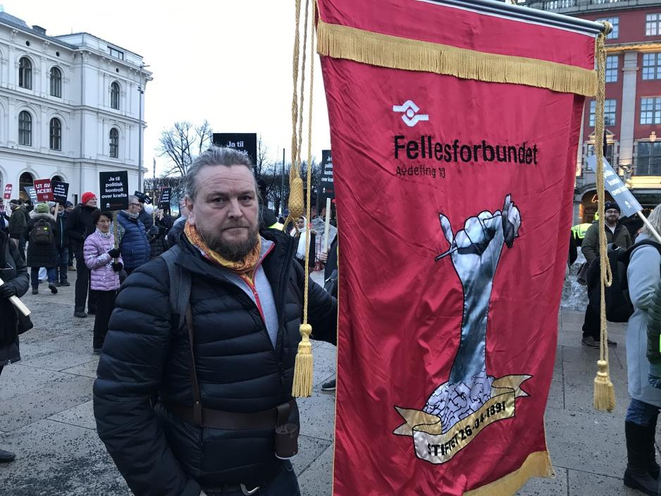 Svein-Frode Pettersbakken holder opp Fellesforbundets fane.