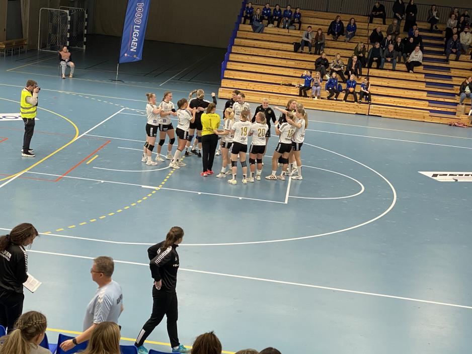 Aker Håndball feirer seieren over Oppsal. 