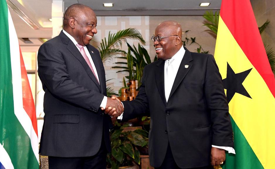 den sørafrikanske presidenten ramaphosa håndhilser med den ghanesiske presidenten akufo addo. Vi ser flaggene til Sør Afrika og Ghana i bakgrunnen