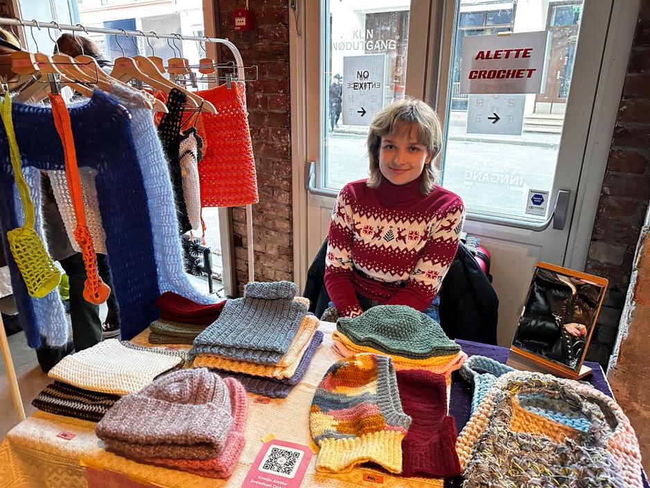 Kristin Alette Svendsen Opheim sittende i standen sin "Alette Crochet" på FLOKE julemarked