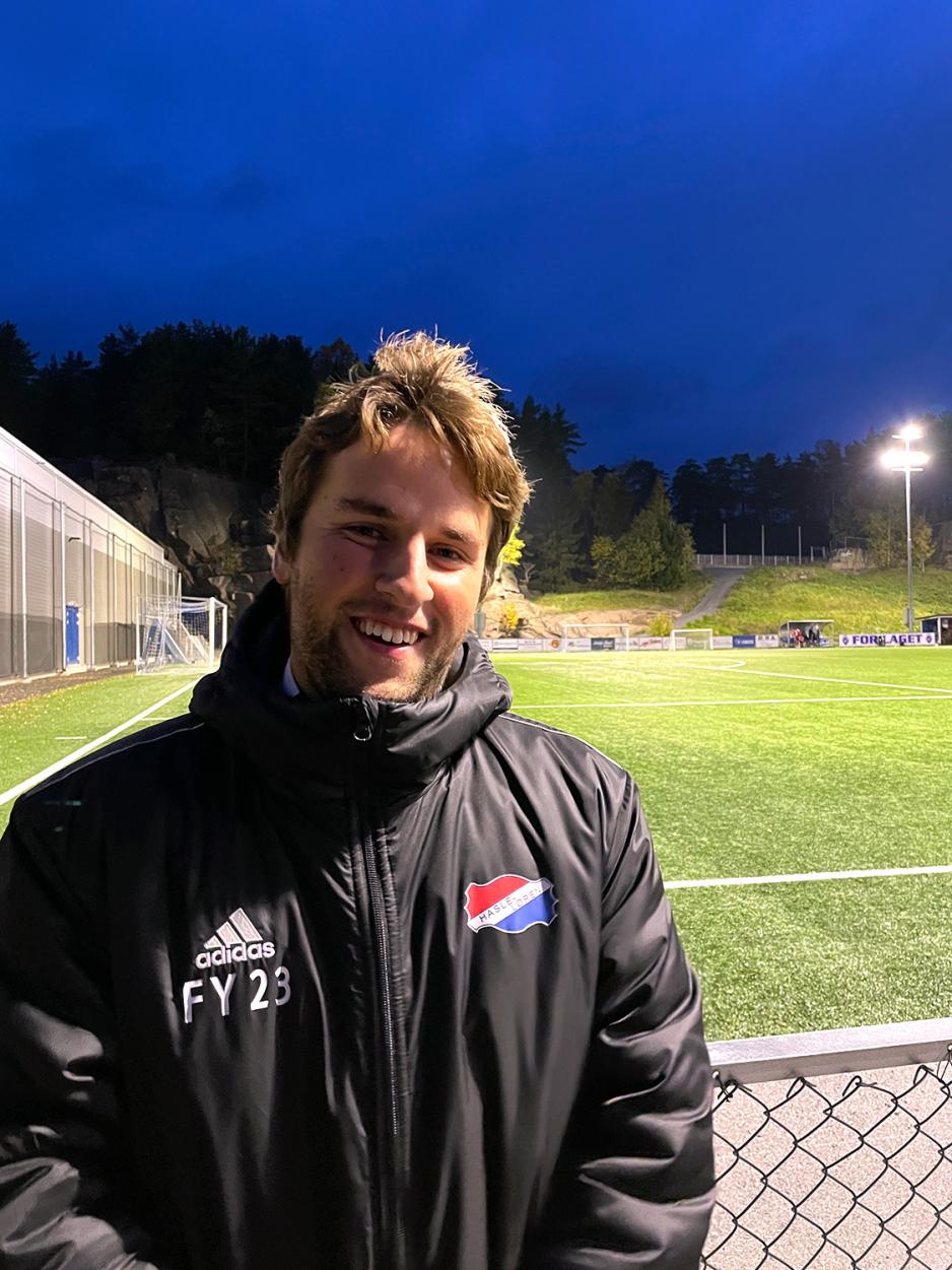 Alexander Jigouline (20) er fotballtrener for Varunaan og var glad for at spilleren hans var tilbake.