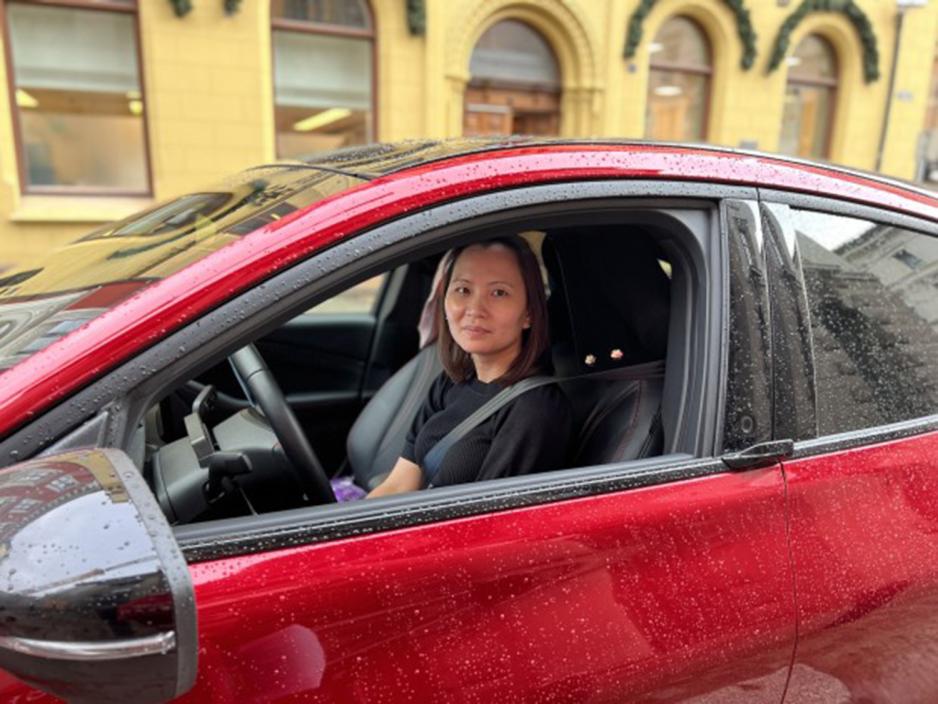 Alex Nguyen som sitter i bilen sin i Oslo sentrum.