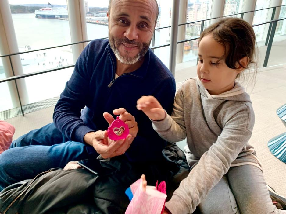 Ali og Aya viser fram ein liten rosa spegel.