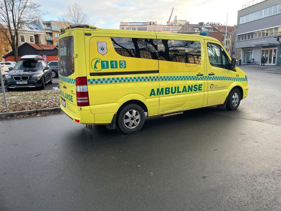 Ambulanse på vei inn til legevakta i Storgata.