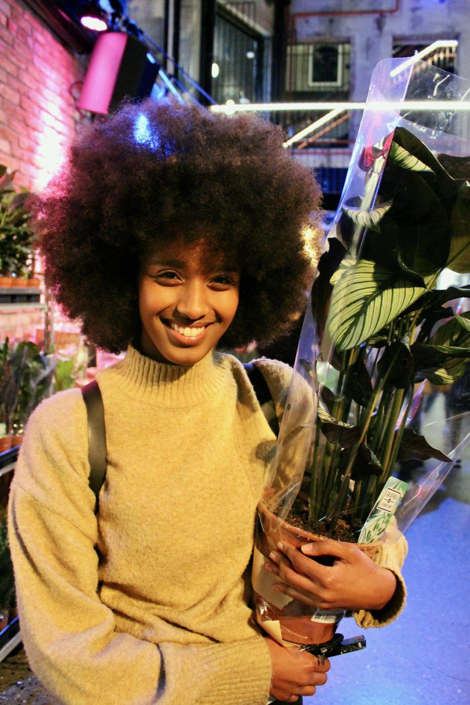 Ammal Mohamed viser frem den nye planten sin