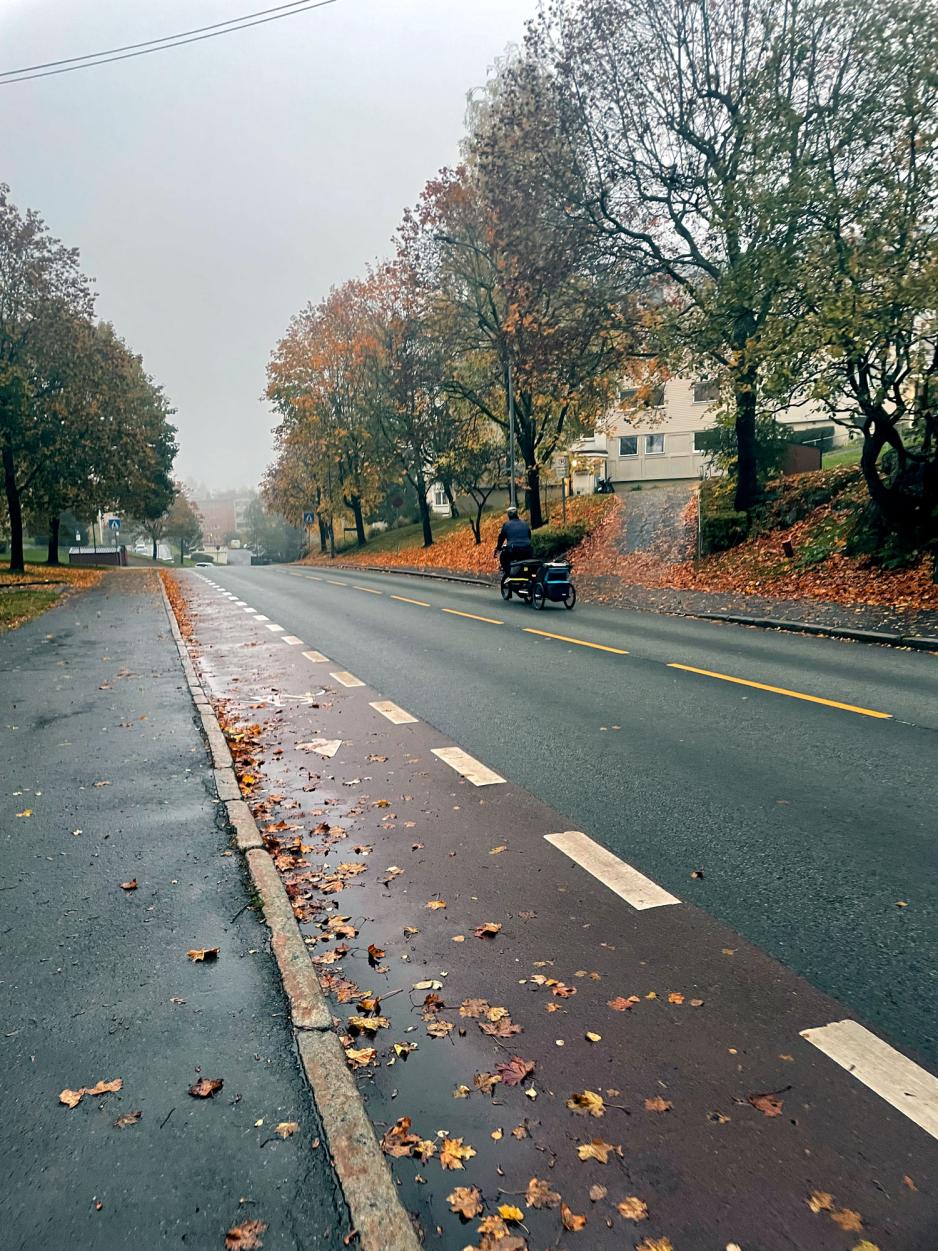 Andreas Bjørkelund leverer barn på sykkelen til barnehagen