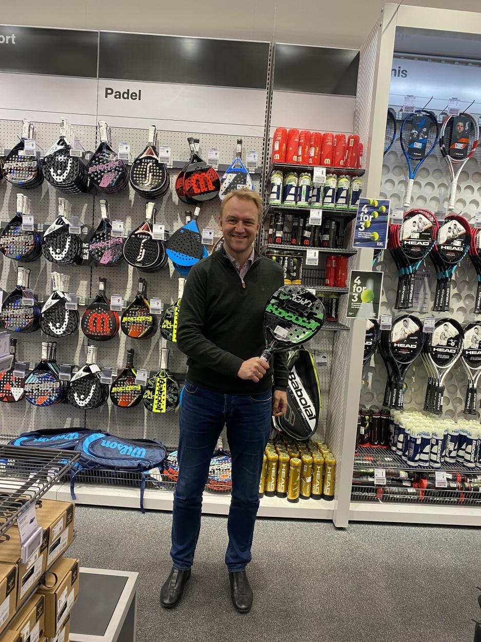 Andreas Nyheim holder en Padel.