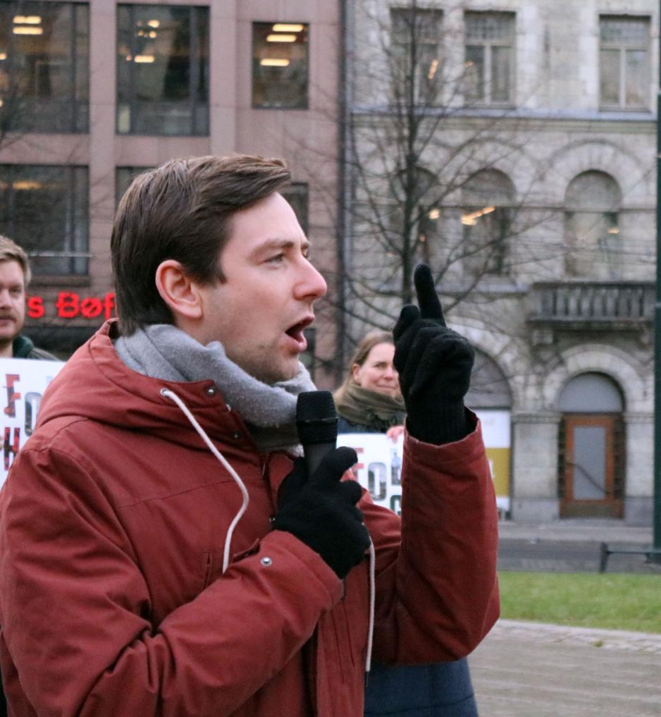 Andreas Unneland fra SV holder en tale for de unge som møtte opp