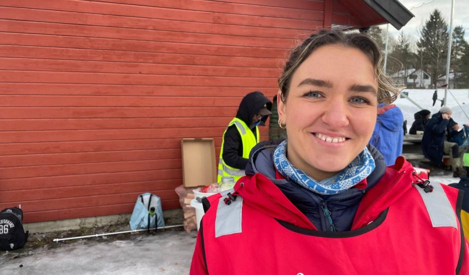 Andrine Farnes Hilton står foran et rødt bygg.