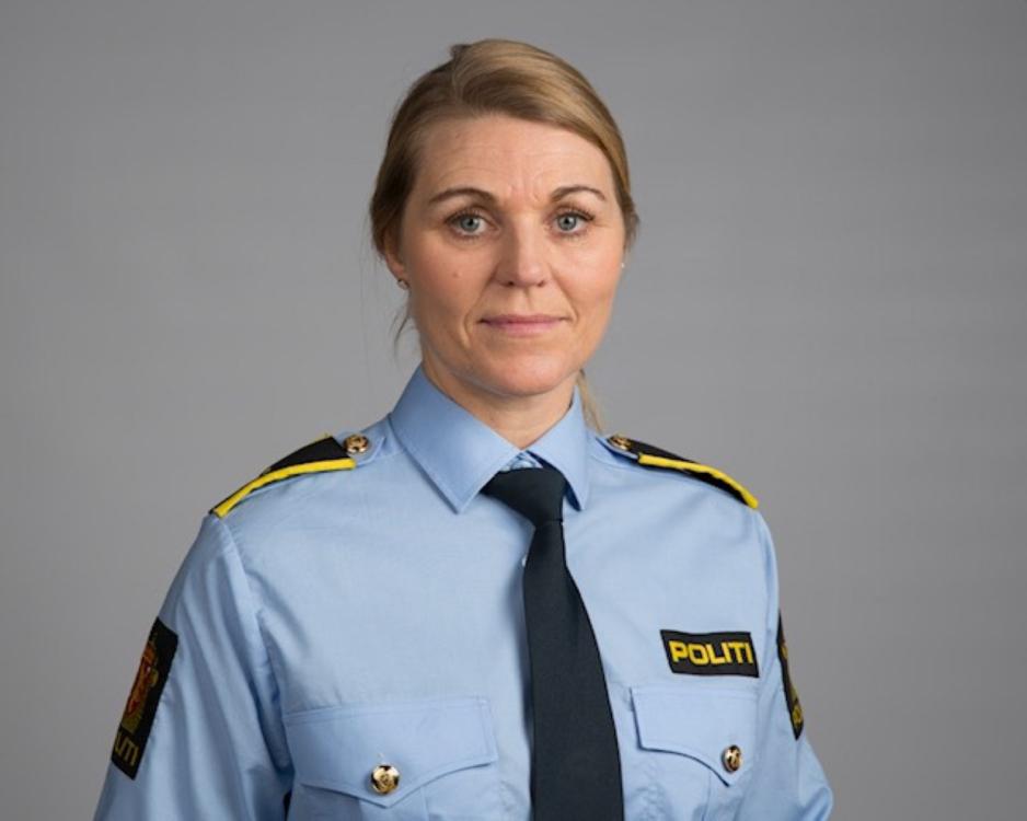 Mørkblond dame iført politiuniform