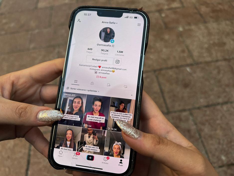  Anna Safia Moholdt viser frem sitt store følgertall på appen Tiktok